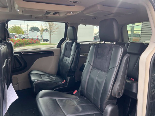 Used 2013 Chrysler Town & Country Limited w/ Luxury Group FWD image 15