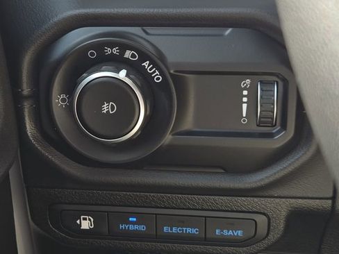 Used 2025 Jeep Wrangler Unlimited Sahara w/ Safety Group image 25