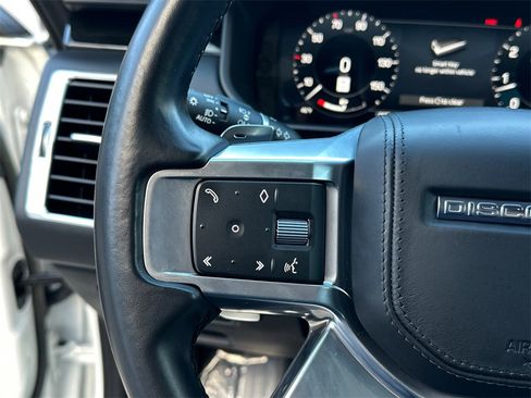 Used 2023 Land Rover Discovery Metropolitan Edition image 29
