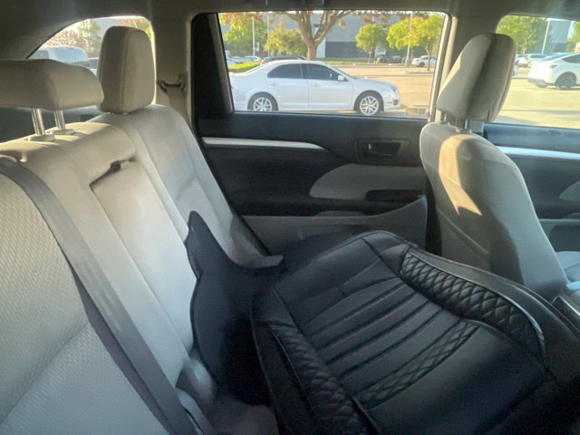 Used 2018 Toyota Highlander LE FWD image 6