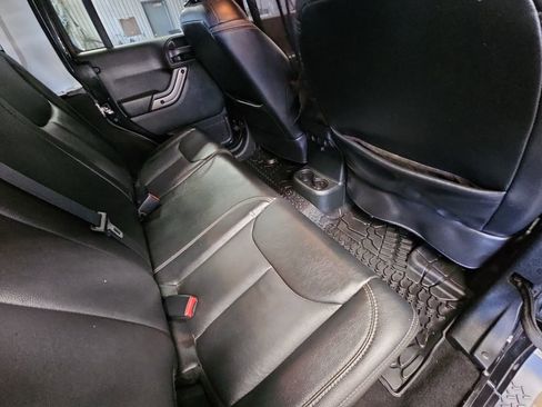 Used 2018 Jeep Wrangler Unlimited Sahara AWD/4WD image 11