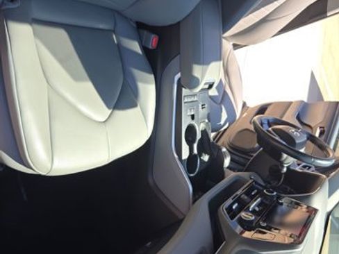 Used 2021 Toyota Highlander XLE FWD image 21