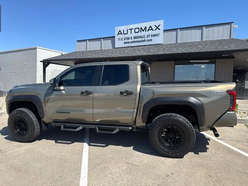 Used 2024 Toyota Tacoma TRD Off-Road w/ TRD Off Road Upgrade Package AWD/4WD image 9
