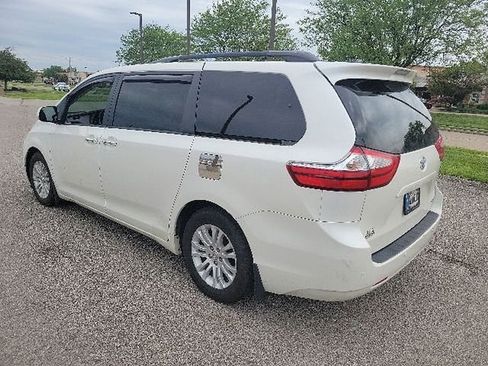 Used 2017 Toyota Sienna XLE w/ XLE Navigation Package FWD image 5