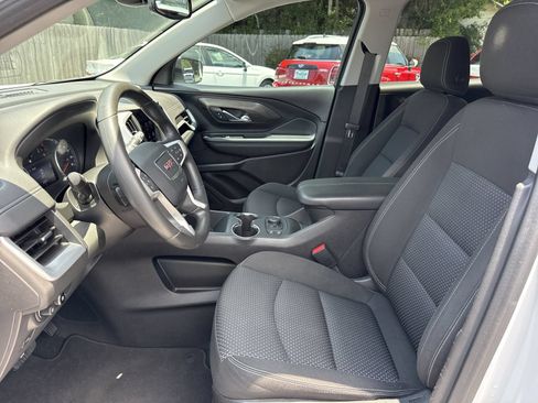 Used 2023 GMC Terrain SLE w/ Driver Convenience Package FWD image 9