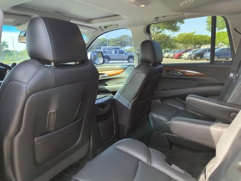 Used 2018 Cadillac Escalade Luxury RWD image 19
