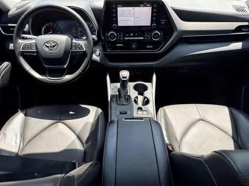 Used 2022 Toyota Highlander XLE FWD image 11