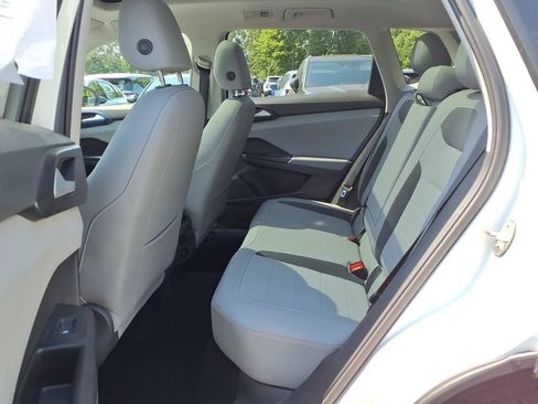 Used 2022 Volkswagen Taos SE w/ Panoramic Sunroof Package AWD/4WD image 18