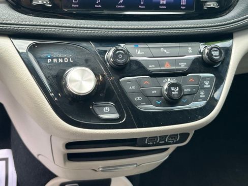 Used 2023 Chrysler Pacifica Touring-L FWD image 28