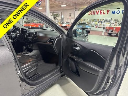 Used 2019 Jeep Cherokee Latitude Plus AWD/4WD image 39