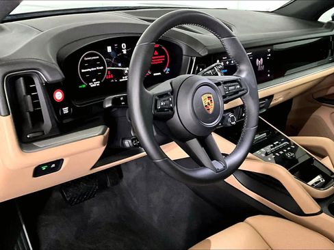 Used 2024 Porsche Cayenne image 17