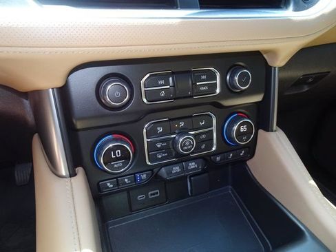Used 2024 Chevrolet Suburban Premier w/ Advanced Technology Package AWD/4WD image 20