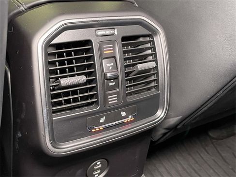 Used 2025 Porsche Macan image 25