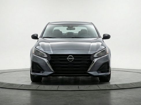 Used 2025 Nissan Altima 2.5 SV FWD image 2