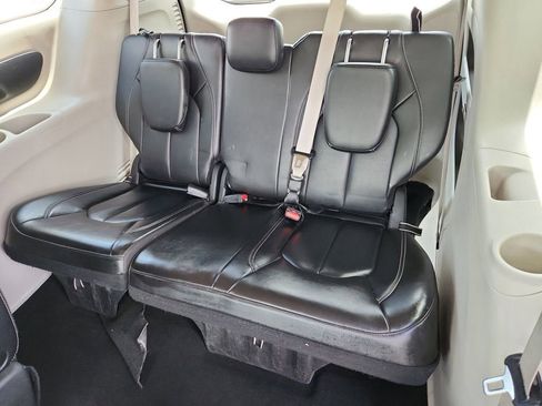 Used 2023 Chrysler Pacifica Touring-L FWD image 18