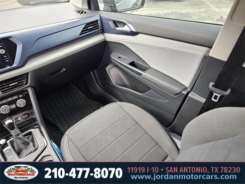 Used 2024 Volkswagen Taos SE w/ Black Wheel Package image 15
