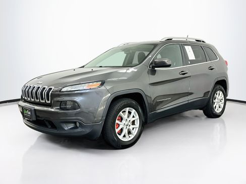 Used 2016 Jeep Cherokee Latitude AWD/4WD image 3