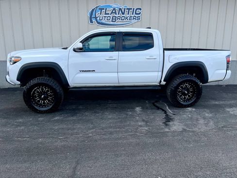 Used 2020 Toyota Tacoma TRD Off-Road image 2