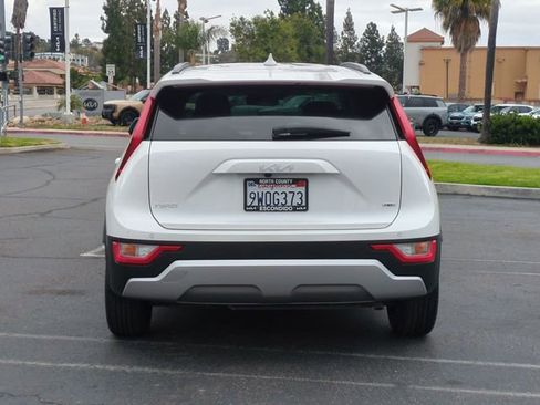 Certified 2025 Kia Niro EX FWD image 4