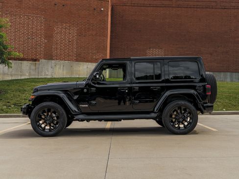 Used 2022 Jeep Wrangler Unlimited Sahara AWD/4WD image 6