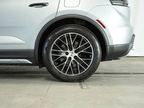 Certified 2025 Porsche Macan 4 Electric AWD/4WD image 44