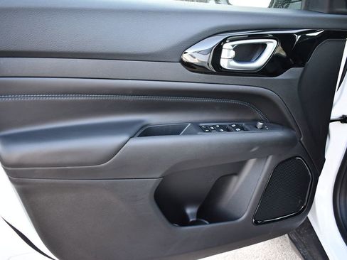 New 2026 Jeep Compass Latitude AWD/4WD image 13