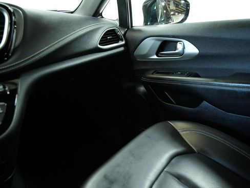 Used 2024 Chrysler Pacifica Limited FWD image 49
