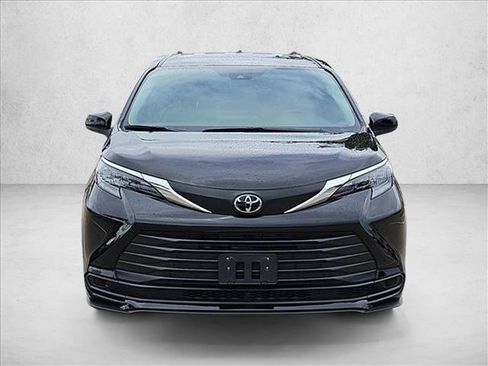 Used 2026 Toyota Sienna LE FWD image 2