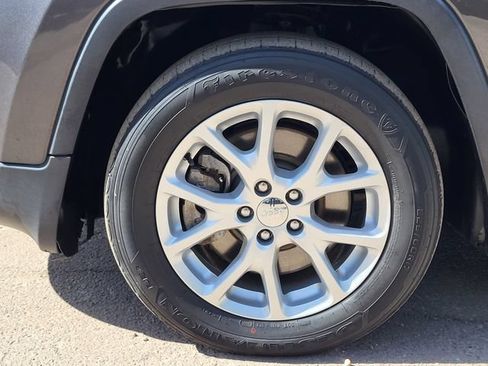 Used 2014 Jeep Cherokee Latitude w/ Cold Weather Group FWD image 10