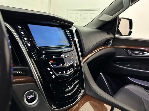 Used 2019 Cadillac Escalade ESV Luxury AWD/4WD image 33