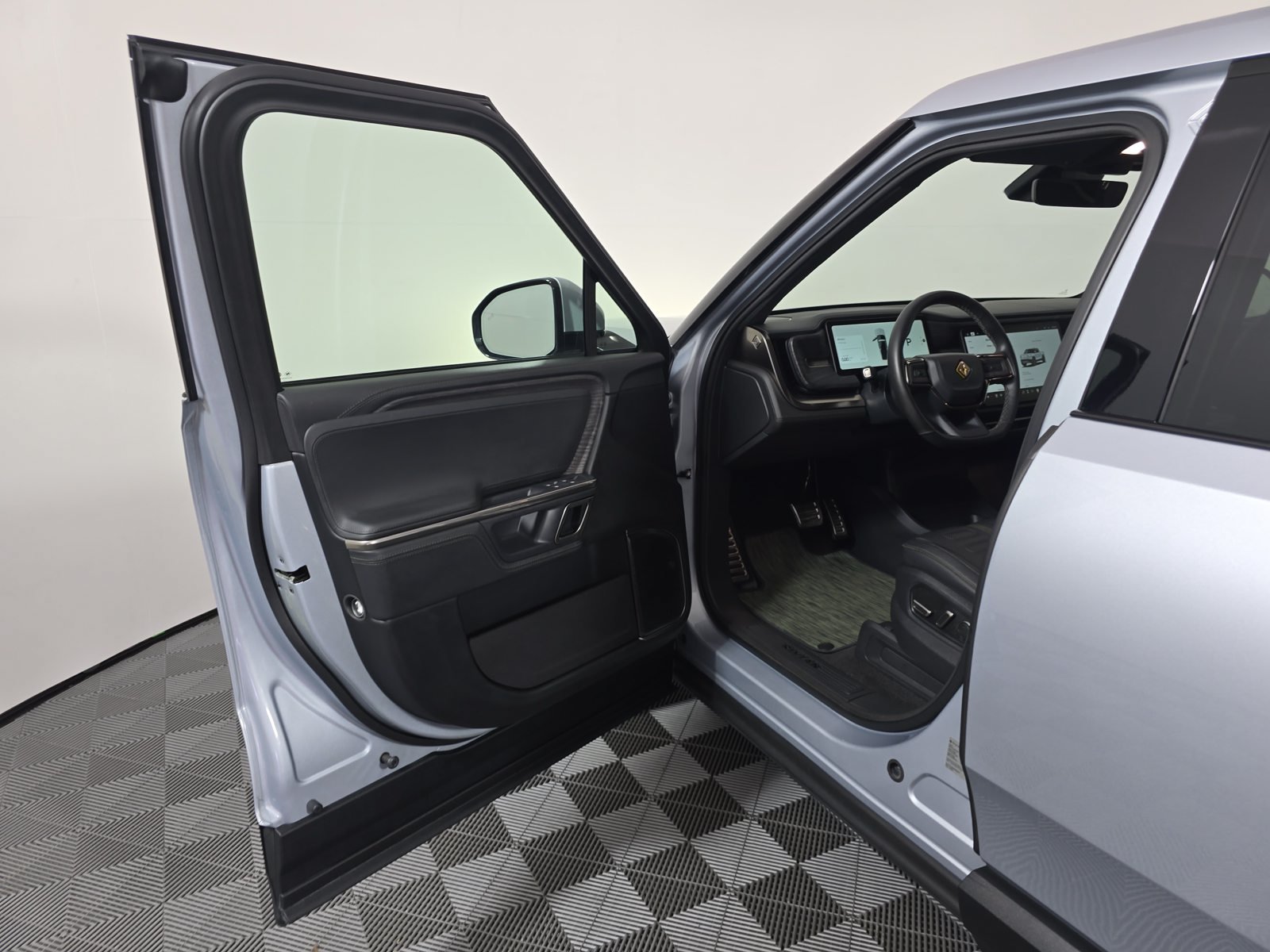 Used 2023 Rivian R1T Adventure Dual AWD/4WD image 16