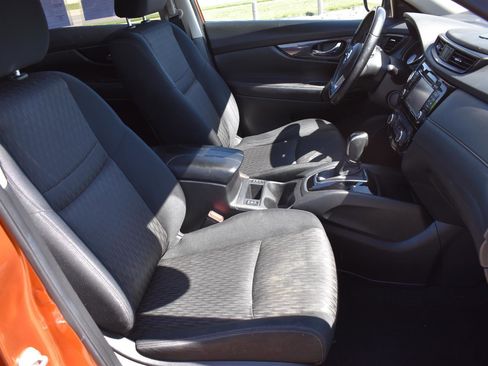 Used 2017 Nissan Rogue SV w/ SV Premium Package image 12