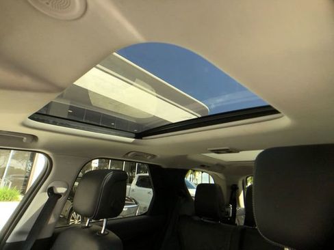 Used 2024 Land Rover Discovery S image 14