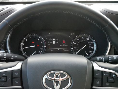 Certified 2021 Toyota Highlander XLE image 21