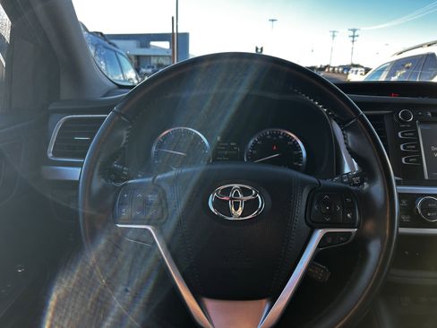 Used 2018 Toyota Highlander SE image 17