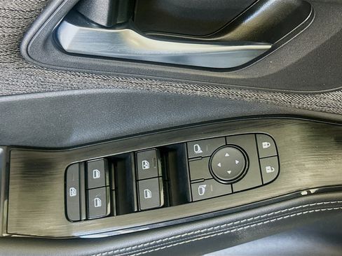 Used 2023 Nissan Rogue SV FWD image 15