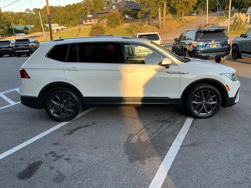 Used 2022 Volkswagen Tiguan SE w/ Panoramic Sunroof Package FWD image 7