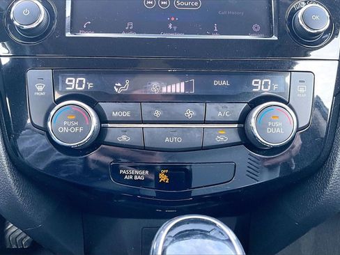 Used 2018 Nissan Rogue SV image 31