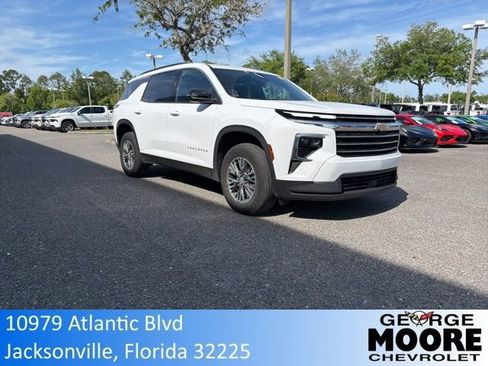 Used 2025 Chevrolet Traverse LT image 1