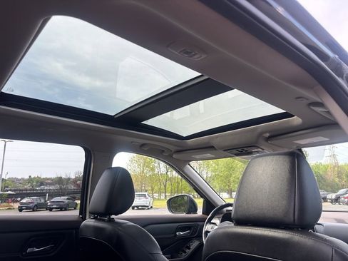 Used 2023 Nissan Rogue SL image 18