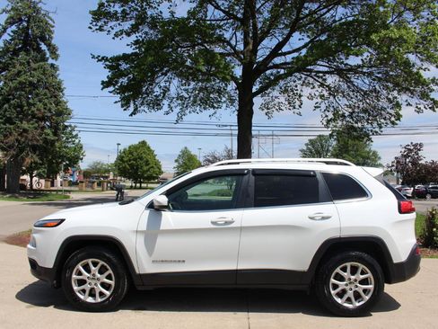 Used 2017 Jeep Cherokee Latitude w/ Cold Weather Group AWD/4WD image 6