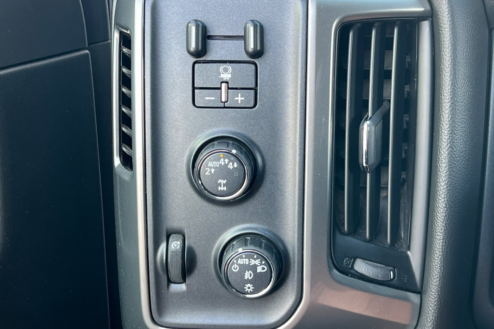 Used 2018 Chevrolet Silverado 1500 LT w/ All Star Edition AWD/4WD image 34