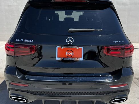 Used 2024 Mercedes-Benz GLB 250 4MATIC image 4