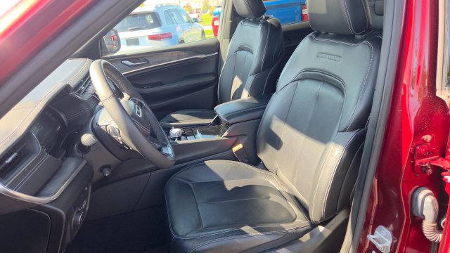 Used 2023 Jeep Grand Cherokee Overland AWD/4WD image 23