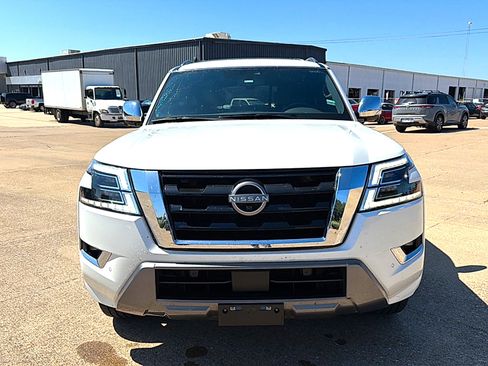 Used 2021 Nissan Armada Platinum w/ Captain's Chairs Package RWD image 3