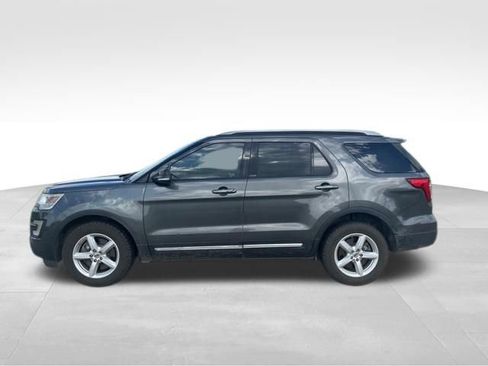 Used 2017 Ford Explorer XLT w/ Equipment Group 202A AWD/4WD image 6