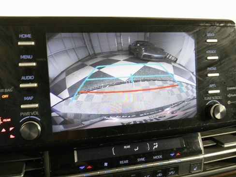 Used 2023 Toyota Sienna XLE image 21