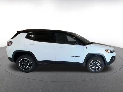 Used 2025 Jeep Compass Trailhawk AWD/4WD image 9