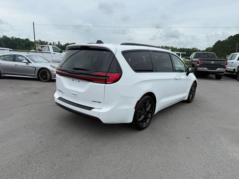 Used 2025 Chrysler Pacifica Limited FWD image 4
