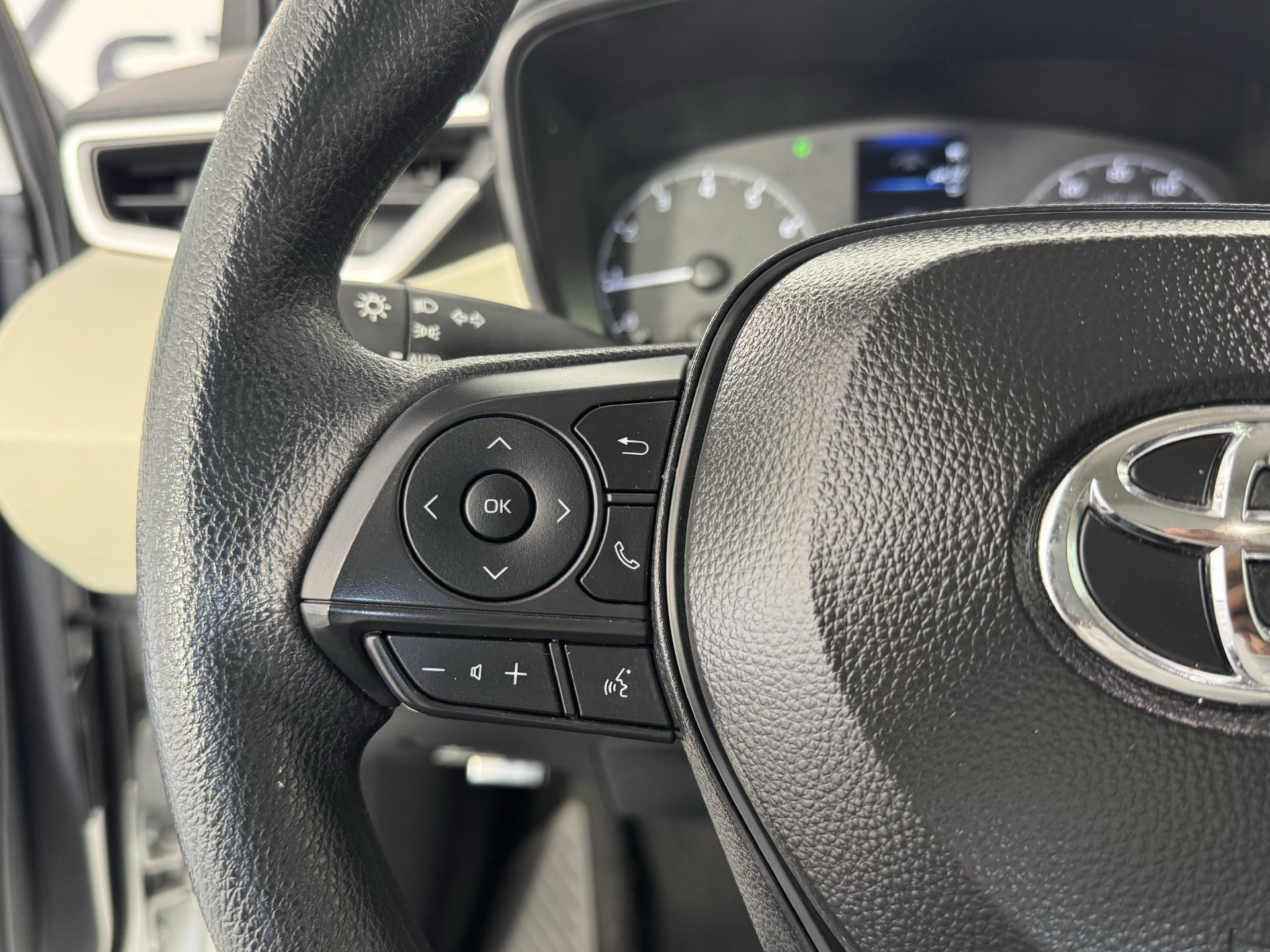Used 2025 Toyota Corolla LE FWD image 26